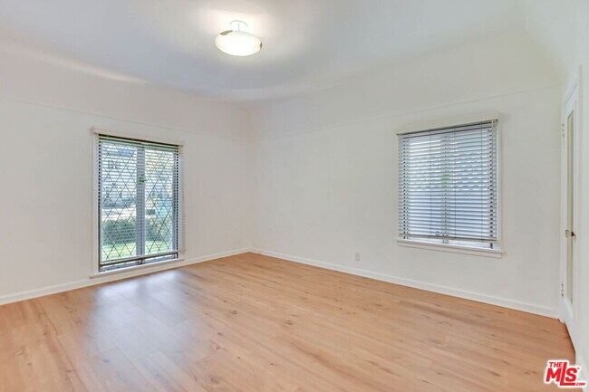 Building Photo - 344 S Swall Dr