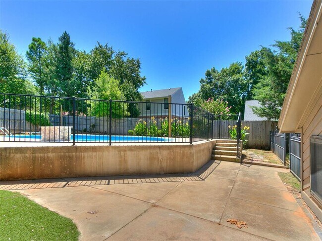 Building Photo - Family Home + Pool!