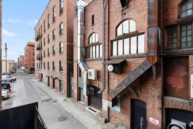Building Photo - Gorgeous Fully Furnished Condo in Downtown...