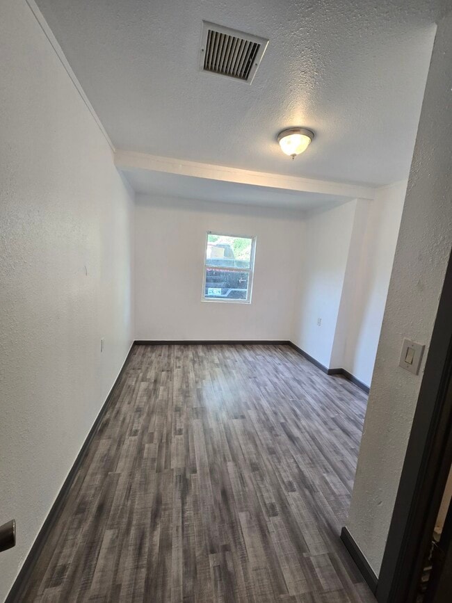 Building Photo - 1517 Mallard Dr