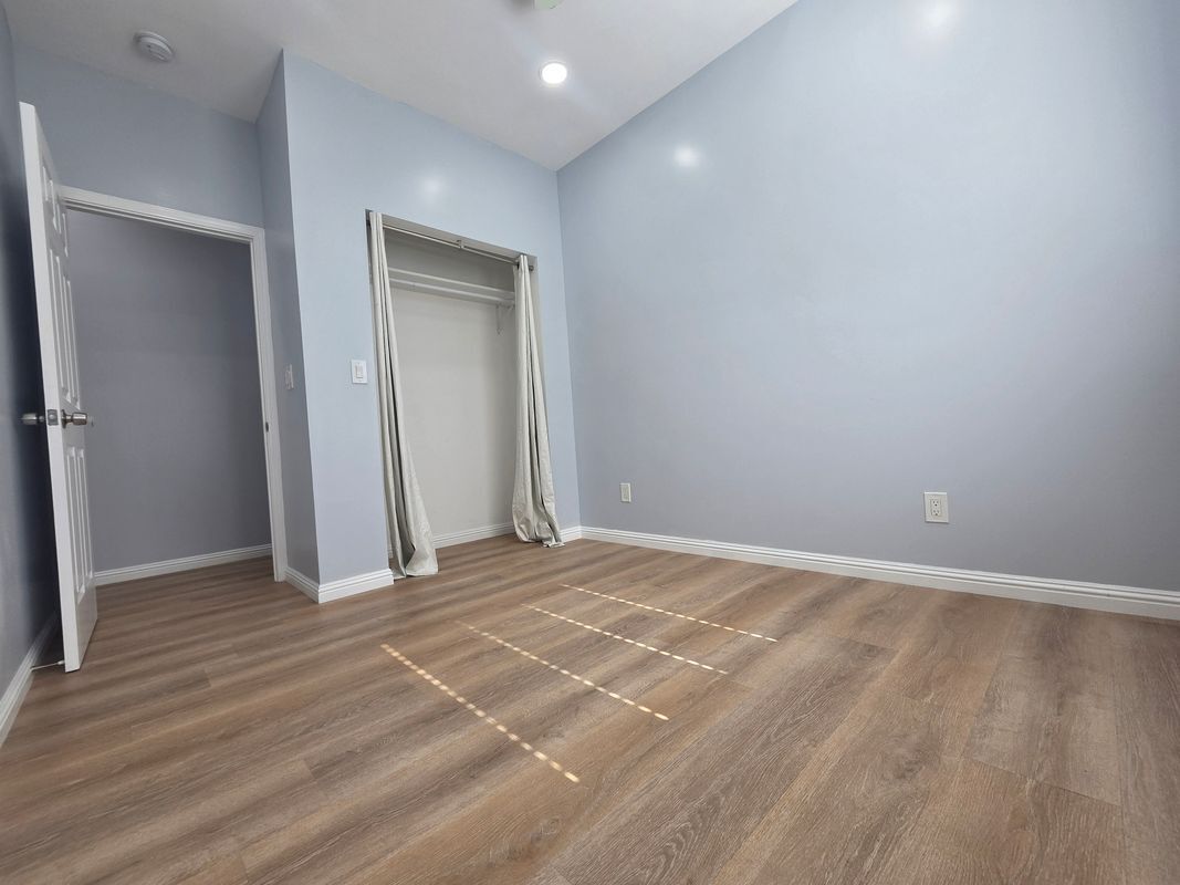 Building Photo - 1715 W 64th St