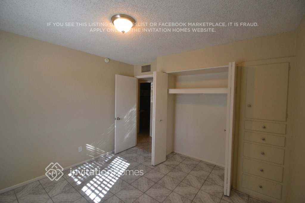 Building Photo - 6116 W Claremont St