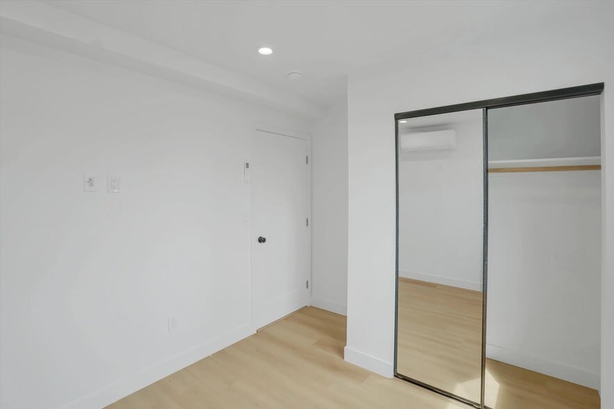 Building Photo - 2116 E 2nd St