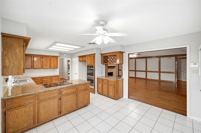 Building Photo - 15911 Moonrock Dr