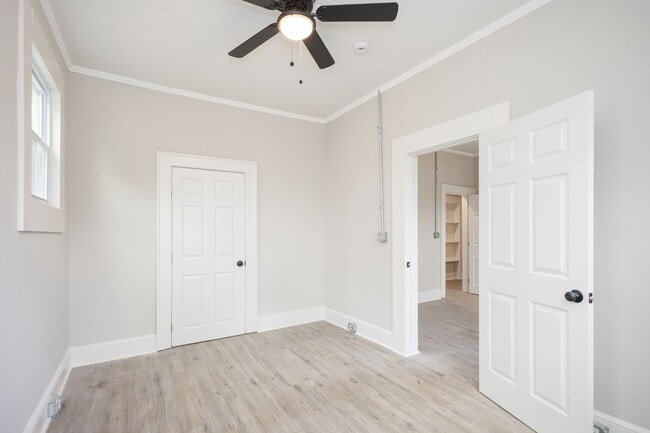 Building Photo - 725 W Poplar St