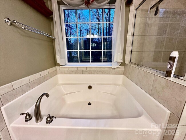 Building Photo - 1913 Thorn Crest Dr