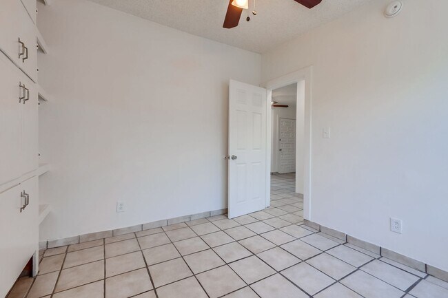 Building Photo - 2431 S Ridgeley Dr