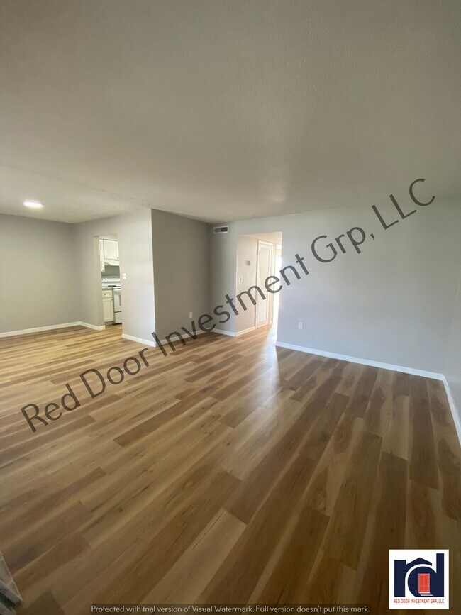 Building Photo - Upstairs 2/1 - Small Quiet Apartment Commu...