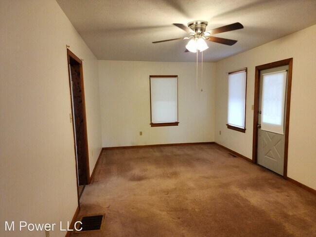 Building Photo - 2 br, 1.5 bath House - 390 College St.