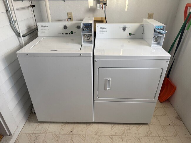 Building Photo - 217 E Oak St