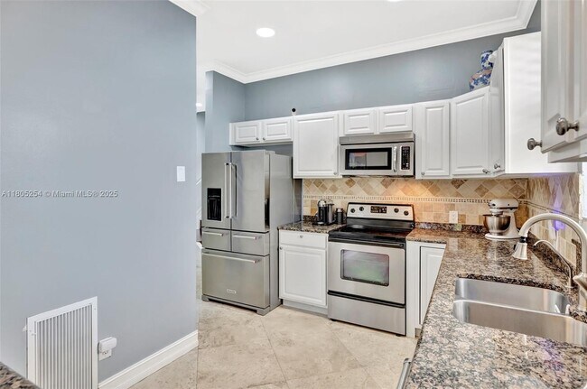 Building Photo - 853 SW 11th Ct