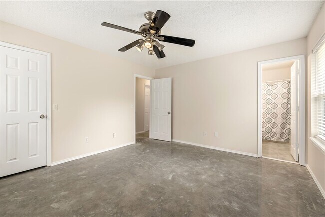 Building Photo - 2146 Loren Cir