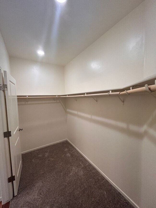 Building Photo - Don't miss this out 3 bedroom 2 bath with solar in Hanford!