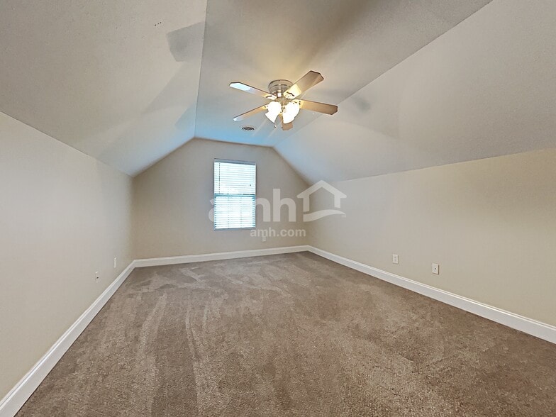Building Photo - 8123 Chestnut Hill Ln