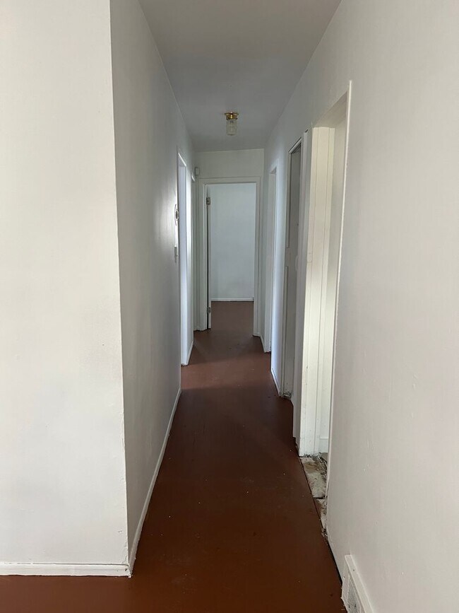 Building Photo - 3 Bedroom 1.5 Bath - $1200
