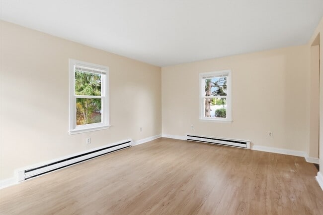 Building Photo - 453 Pond St