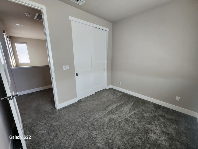 Building Photo - Beautiful two story home in the great neig...