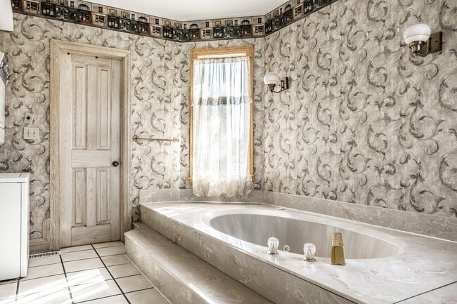 Building Photo - 9628 Summerlakes Dr