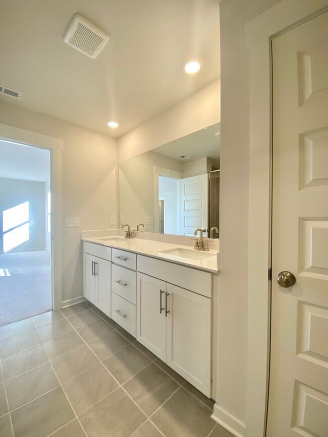 Building Photo - “Modern comfort meets Murfreesboro charm —...