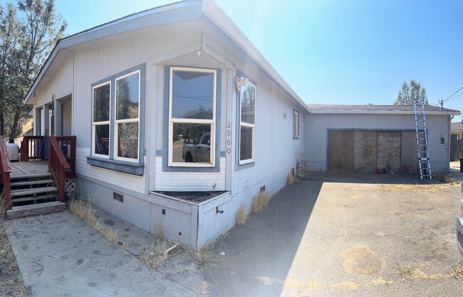 Building Photo - 2960 Peach Way