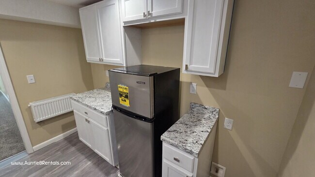 Building Photo - Quiet Studio Apartment - Check out the VIDEO TOUR