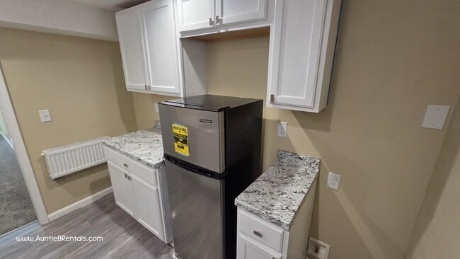 Building Photo - Utilities included - Quiet Studio Apartment - Check out the VIDEO TOUR
