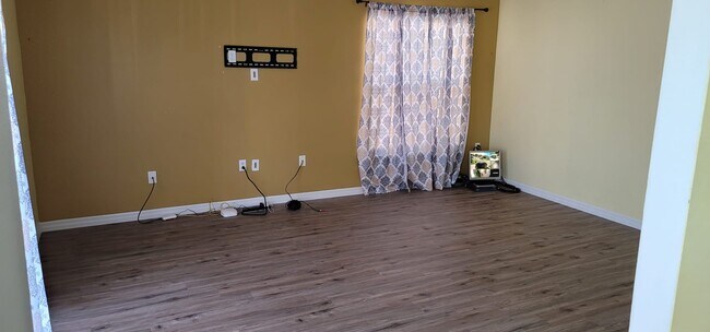 Building Photo - 1324 Franford Dr