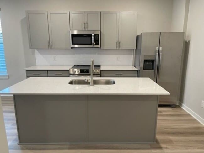 Building Photo - Stunning home in Spring Hill