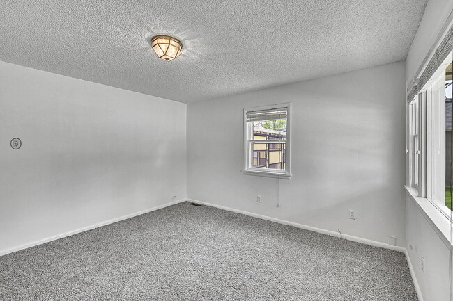 Building Photo - $3,000- Location! 2 Bed 2.5 Bath 2 Non-Con...