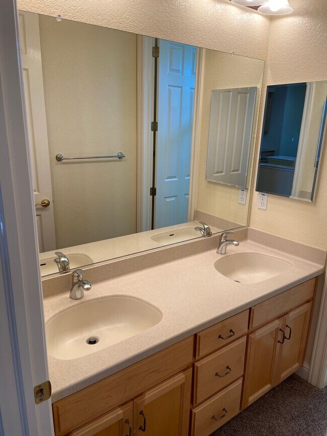 Building Photo - Broadstone Solar Home - 5 Bdrms, 4 Baths