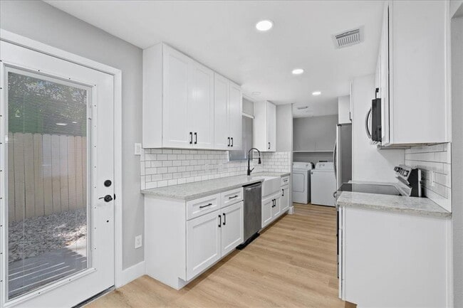 Building Photo - 3107 E 13th St