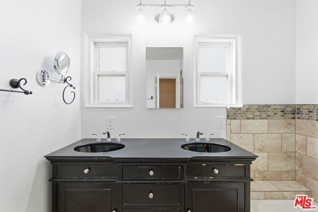 Building Photo - 1307 S Longwood Ave