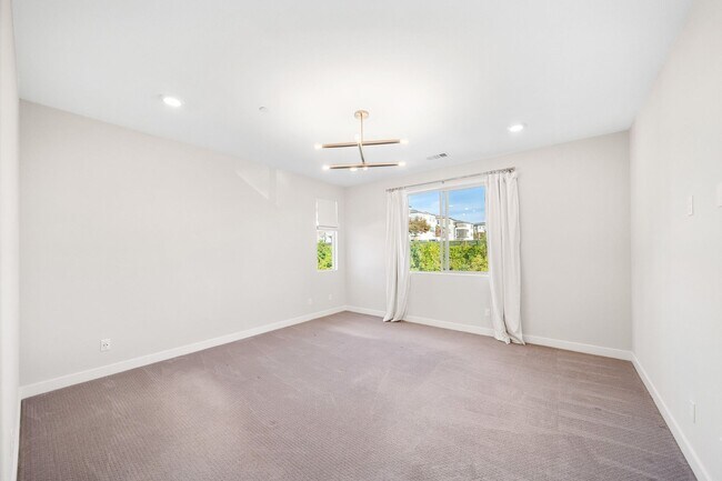 Building Photo - Split level floor plan on a gorgeously upgraded home