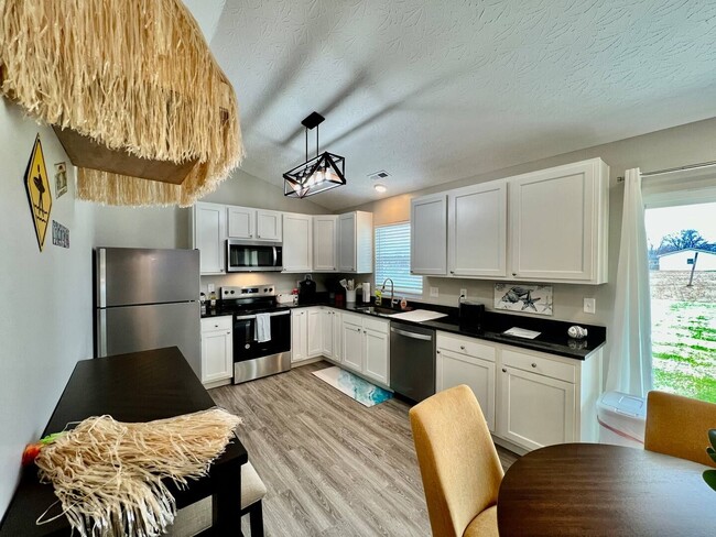 Building Photo - Beach house get away in Trenton, OH