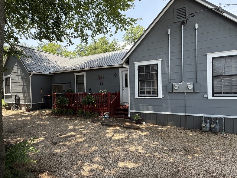 Building Photo - 716 E Austin St