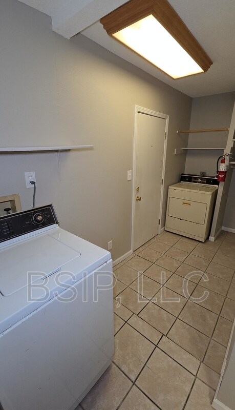 Building Photo - 1141 NE Chester Ave