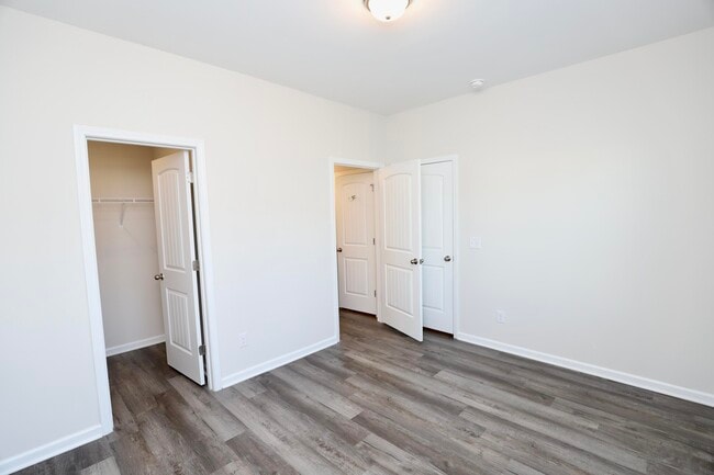 Building Photo - 1960 Barnhart Dr