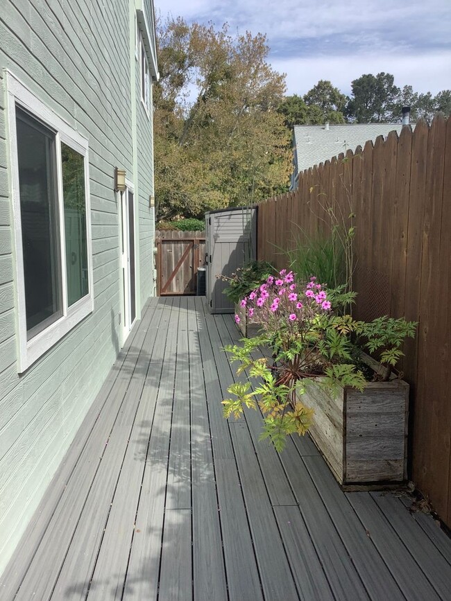 Building Photo - Updated 2 bedroom, 2 1/2 bathroom townhouse in downtown Sebastopol
