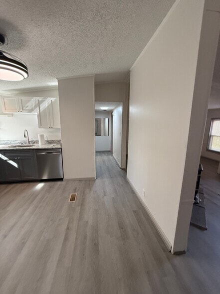 Building Photo - 535 Pendleton Dr