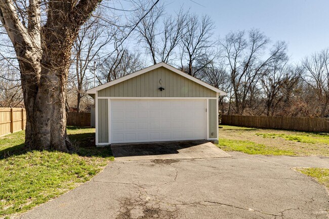 Building Photo - Spacious 4 Bed/ 3.5 Bath Home in Madison w Detached Office and Full Bath, 2 Car Garage, 1/2 acres...