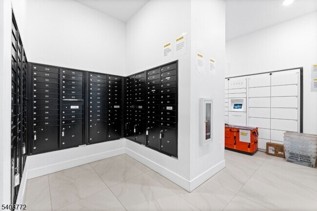 Building Photo - 321 E 3rd St