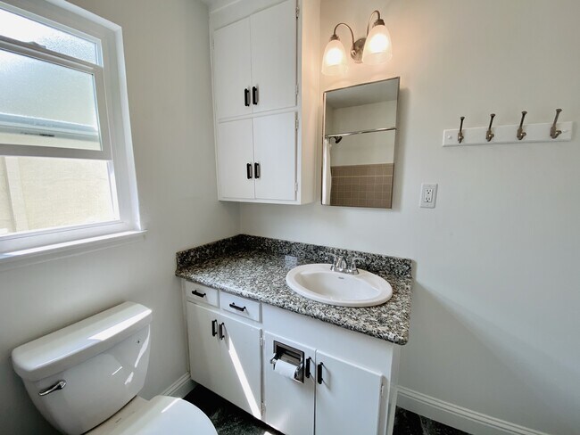 Building Photo - 1342 Ordway St