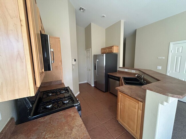 Building Photo - Townhome with garage