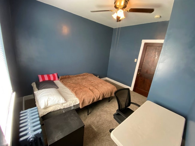 Building Photo - Charming 5 Bed 2 Bath House in Carnegie!
