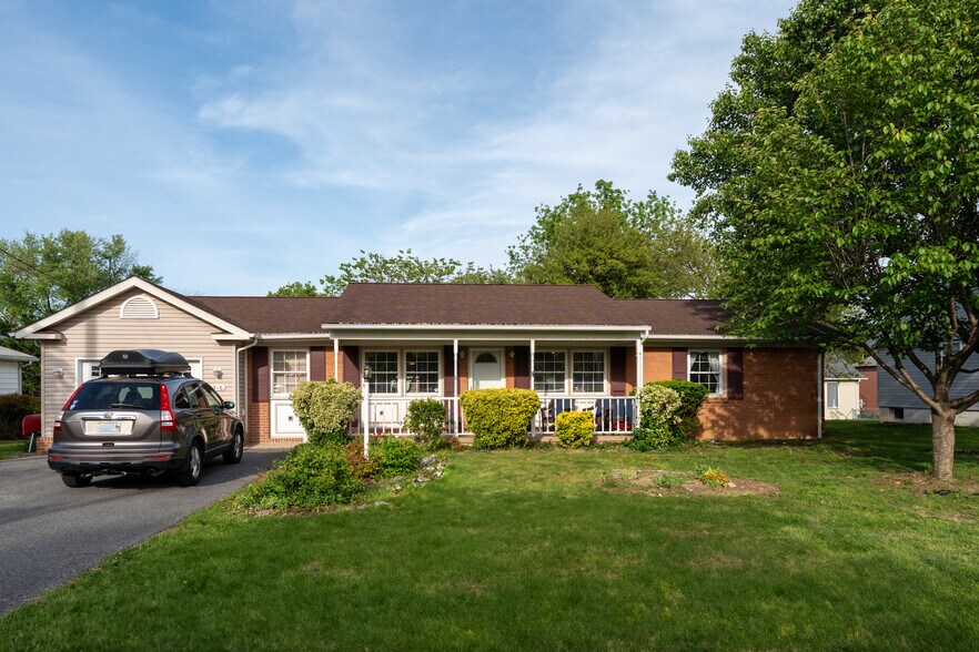Building Photo - 316 Russelcroft Rd