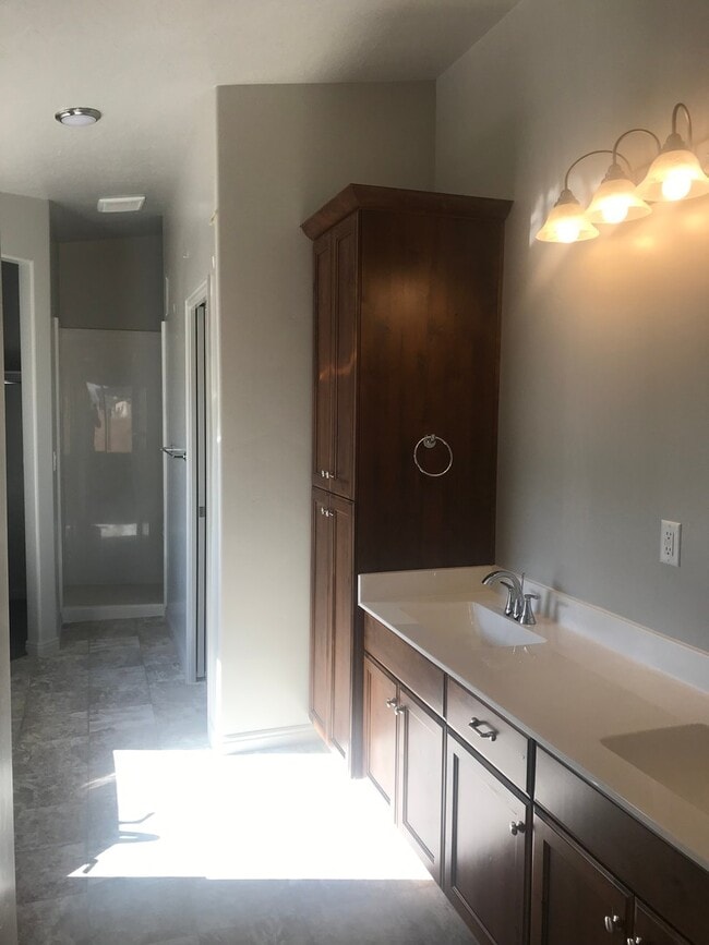 Building Photo - Beautiful 4 bedroom home in Washington Fields!