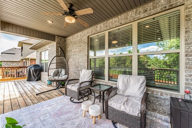 Building Photo - "Contemporary Elegance: Spacious 4 Bed, 3 Bath Modern Rental Home"