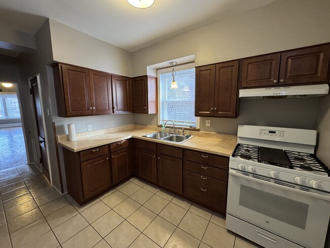 Building Photo - 6840 S Champlain Ave