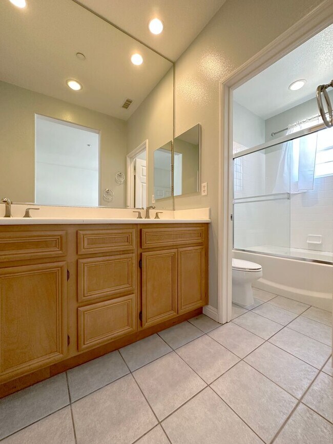 Building Photo - 2 BEDROOM 2.5 BATHROOM WITH LOFT HOME IN HIGHLY DESIRED BERKSHIRE TRACK