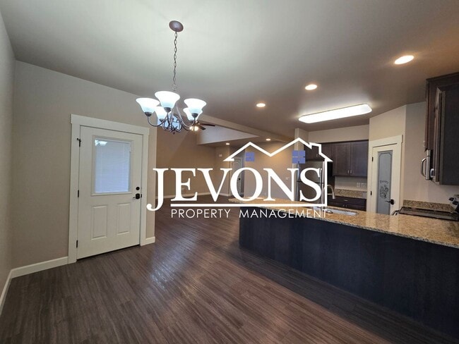 Building Photo - Charming 3 bedrooms homes with two-car garage, fully fenced backyard, minutes away from Yakima Va...